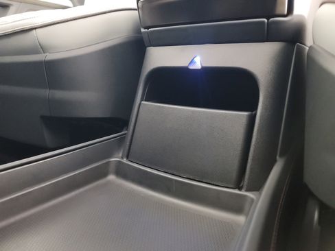 Used 2025 Rivian R1S Premium image 33