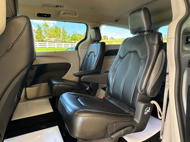 Used 2023 Chrysler Pacifica Touring-L FWD image 31