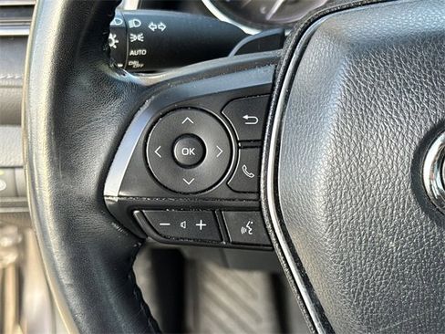 Used 2020 Toyota Camry SE w/ Sunroof Package image 24