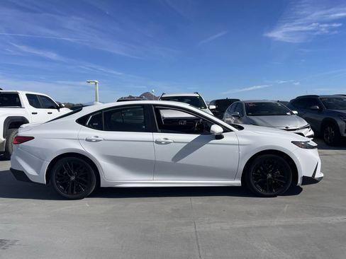 Used 2025 Toyota Camry SE image 3