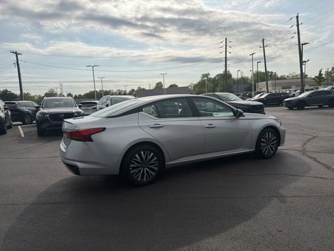 Used 2025 Nissan Altima 2.5 SV FWD image 7
