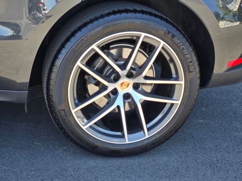 Certified 2025 Porsche Macan AWD/4WD image 11