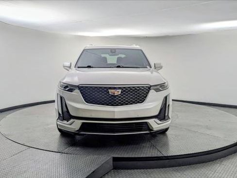 Used 2023 Cadillac XT6 Premium Luxury image 11