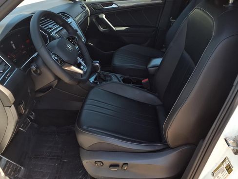 Certified 2022 Volkswagen Tiguan SE R-Line FWD image 17