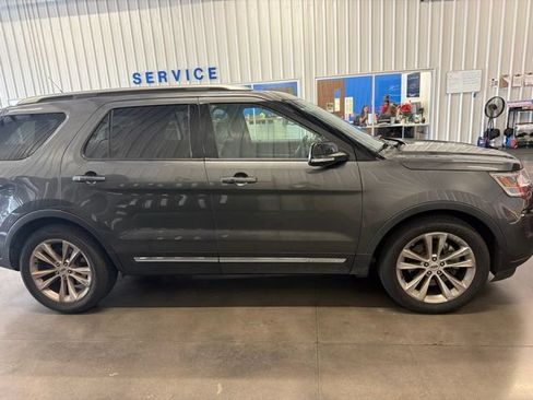 Used 2018 Ford Explorer XLT w/ Equipment Group 202A FWD image 6