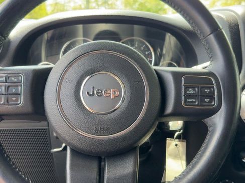 Used 2015 Jeep Wrangler Unlimited Rubicon w/ Connectivity Group AWD/4WD image 18