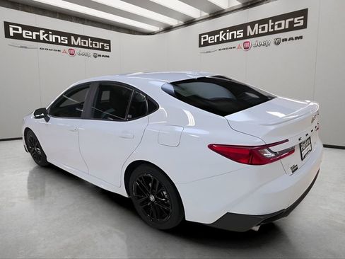 Used 2025 Toyota Camry SE image 3