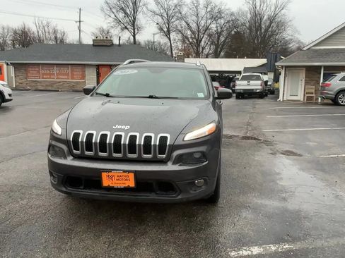 Used 2017 Jeep Cherokee Latitude w/ Cold Weather Group image 3