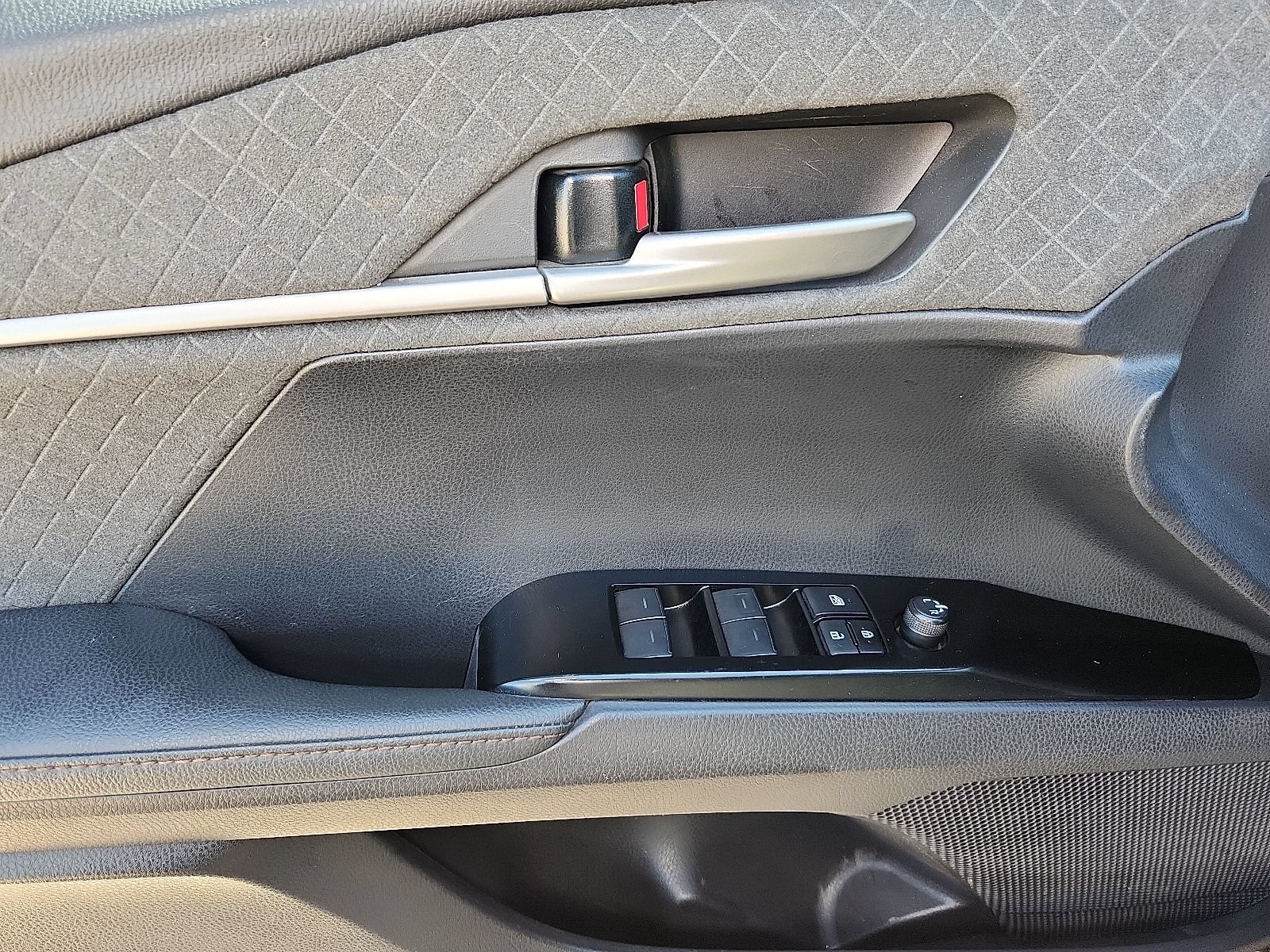 Used 2025 Toyota Camry XLE FWD image 10