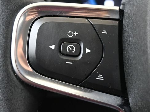 Certified 2025 Volvo XC40 B5 Core image 27