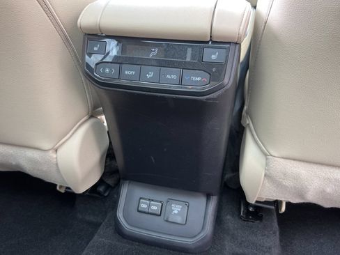 Used 2024 Toyota Highlander Platinum AWD/4WD image 26