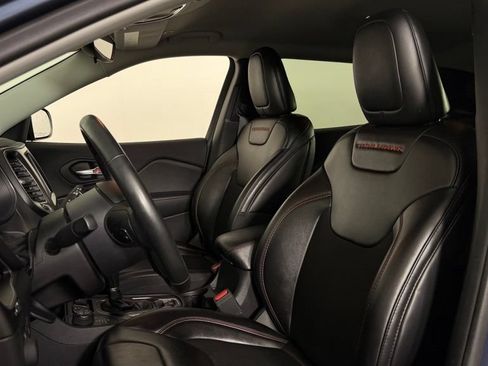 Used 2019 Jeep Cherokee Trailhawk w/ Cold Weather Group AWD/4WD image 15