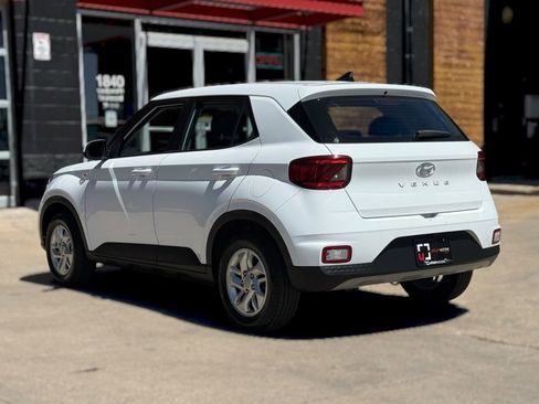 Used 2022 Hyundai Venue SE FWD image 3