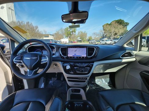 Certified 2023 Chrysler Pacifica Touring-L image 26