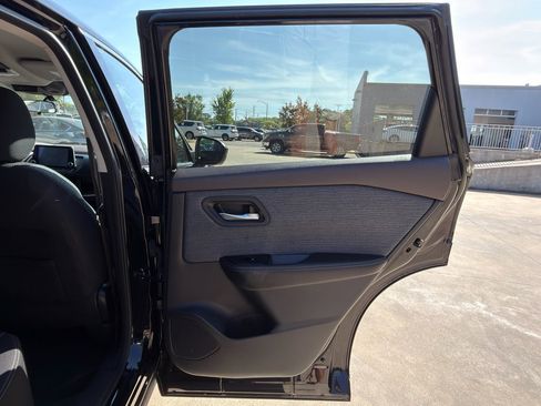 Used 2021 Nissan Rogue SV image 17