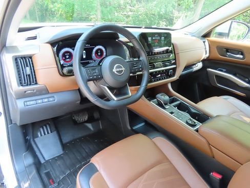 Used 2024 Nissan Pathfinder Platinum w/ Cargo Package AWD/4WD image 27