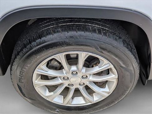 Used 2019 Jeep Cherokee Latitude w/ Cold Weather Group AWD/4WD image 27