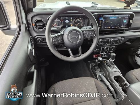 Used 2025 Jeep Gladiator Mojave w/ Convenience Group AWD/4WD image 7