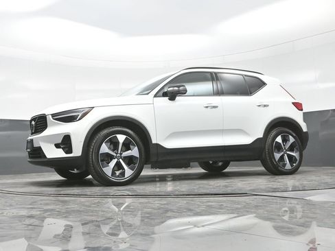 Certified 2026 Volvo XC40 B5 Plus w/ Protection Package Premier AWD/4WD image 18