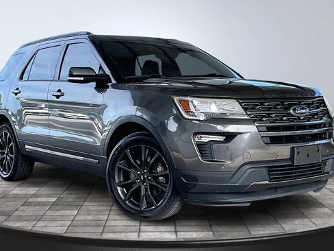 Used 2018 Ford Explorer XLT w/ Equipment Group 202A image 3