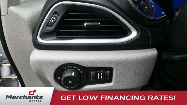 Used 2024 Chrysler Pacifica Touring-L FWD image 16
