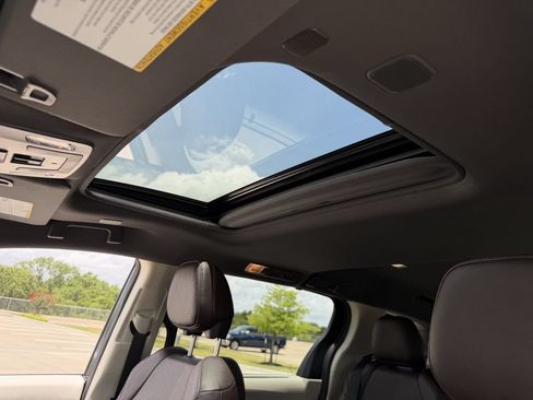 Used 2024 Toyota Sienna Platinum FWD image 25