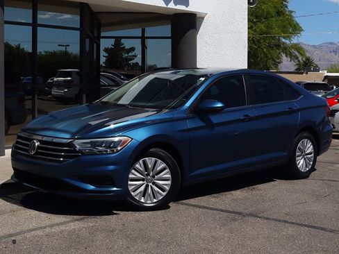 Used 2019 Volkswagen Jetta SE image 2