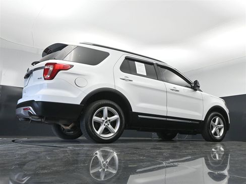 Used 2017 Ford Explorer XLT w/ Equipment Group 201A AWD/4WD image 31