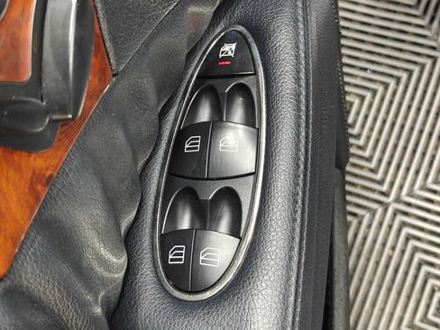 Used 2008 Mercedes-Benz E 550 4MATIC Sedan image 36
