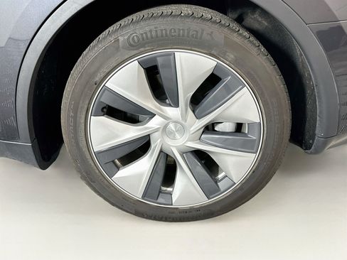 Used 2024 Tesla Model Y Long Range AWD/4WD image 11