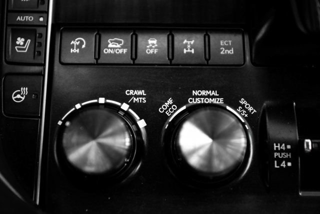 Used 2016 Lexus LX 570 4WD w/ Luxury Package image 37