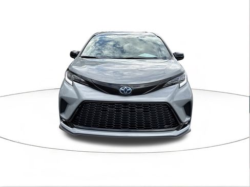 Used 2025 Toyota Sienna XSE image 8