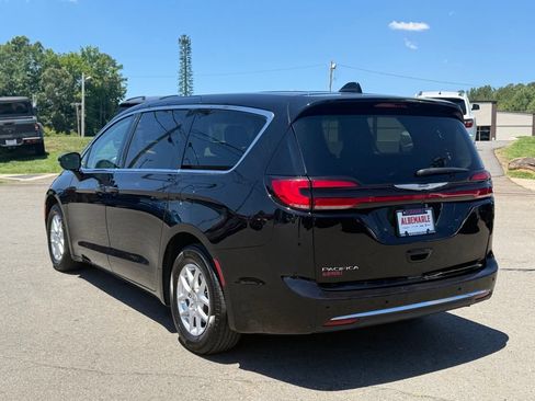 Used 2024 Chrysler Pacifica Touring-L FWD image 7