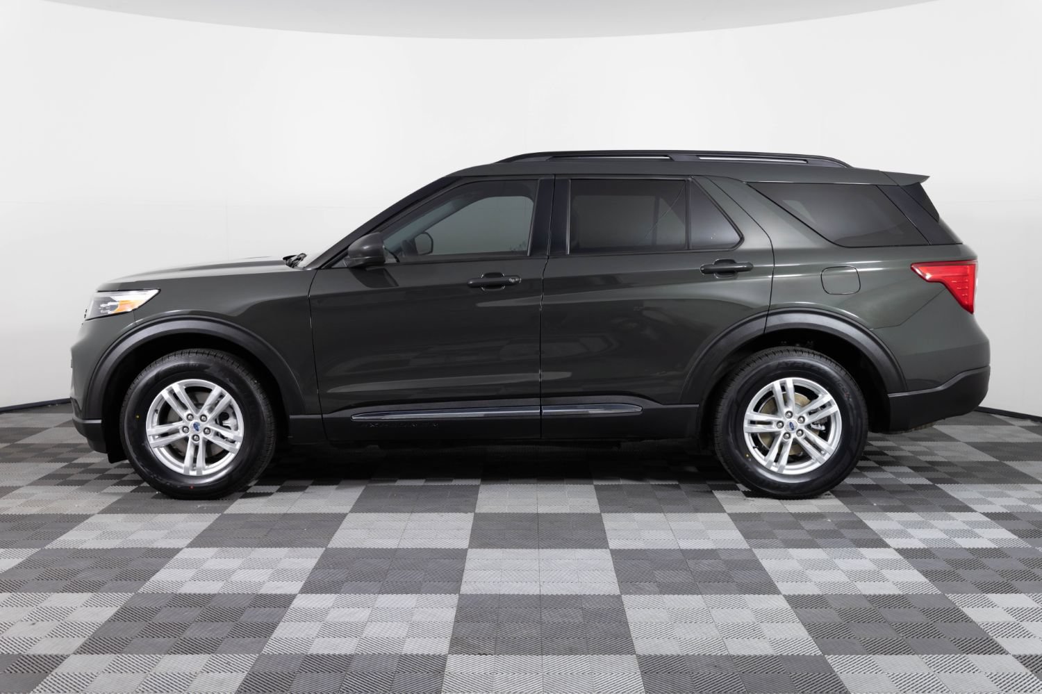 Used 2023 Ford Explorer XLT AWD/4WD image 3