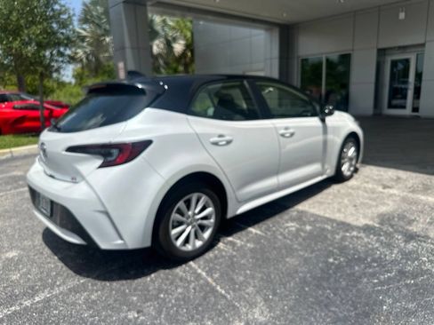 Used 2025 Toyota Corolla SE w/ SE Package FWD image 3
