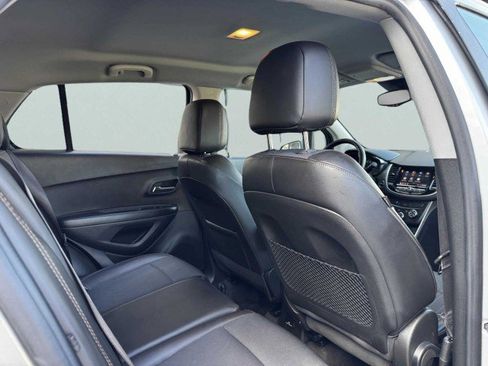 Used 2021 Chevrolet Trax LT w/ Driver Confidence Package image 40