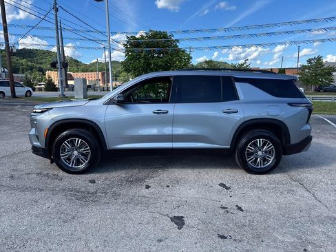 Used 2026 Chevrolet Traverse LT AWD/4WD image 2