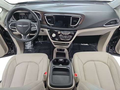 Used 2018 Chrysler Pacifica Touring-L image 9