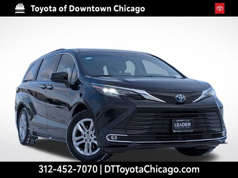 Used 2023 Toyota Sienna XLE w/ XLE Plus Package image 1