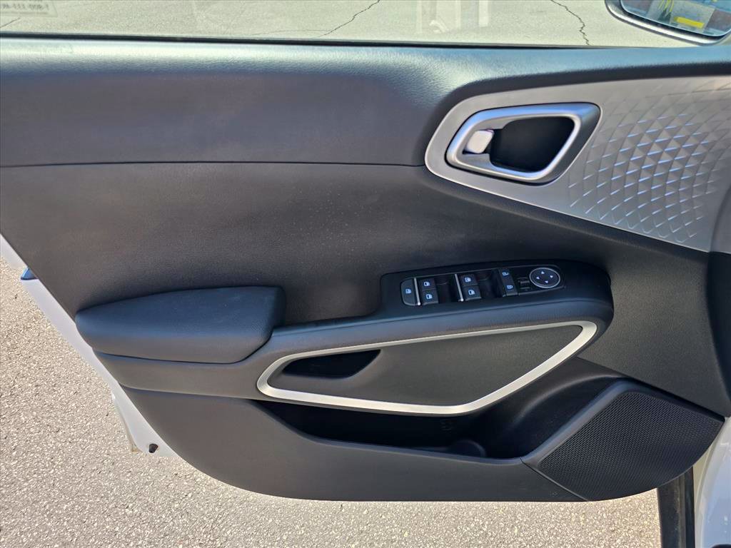 Used 2024 Kia Soul LX FWD image 9