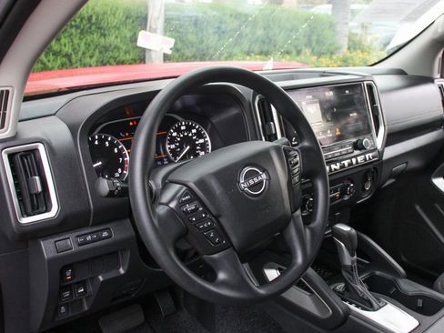 Used 2025 Nissan Frontier SV image 17