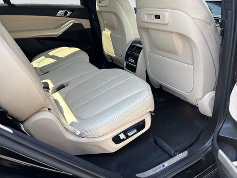 Used 2022 BMW X7 xDrive40i w/ M Sport Package AWD/4WD image 46