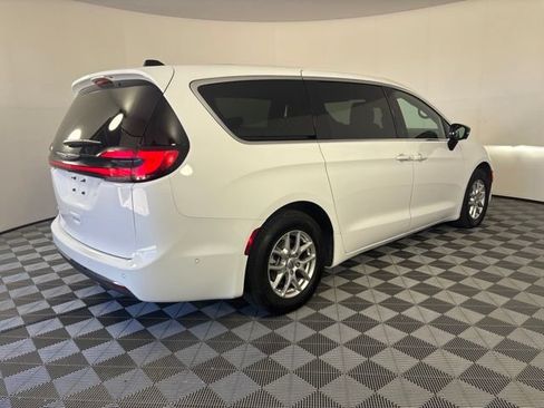 Used 2025 Chrysler Pacifica Select FWD image 35
