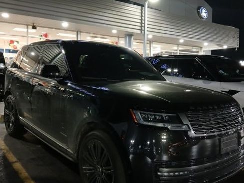 Used 2023 Land Rover Range Rover SE image 10