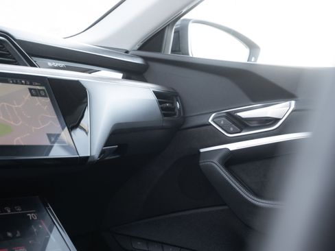 Used 2019 Audi e-tron Prestige w/ Prestige Package image 16