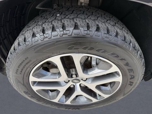 Used 2025 Land Rover Defender 110 X-Dynamic SE image 8