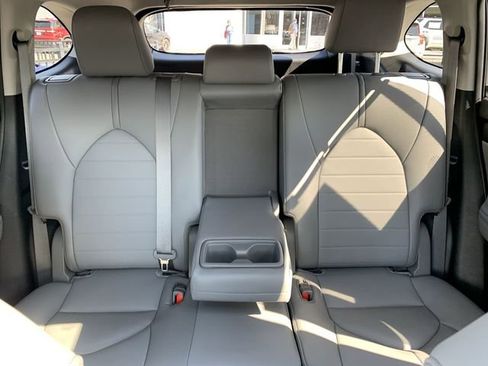 Used 2021 Toyota Highlander XLE image 32