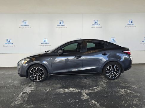 Used 2019 Toyota Yaris L FWD image 2