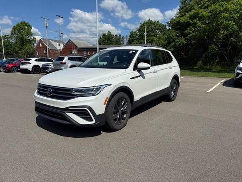 Used 2023 Volkswagen Tiguan SE AWD/4WD image 3
