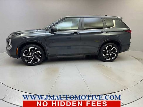 Used 2024 Mitsubishi Outlander SE image 2